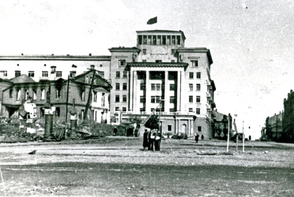 Красный флаг над зданием гостиницы "Смоленск" 25 сентября 1943 г. 2-standard-scale-1_00x-gigapixel.jpg