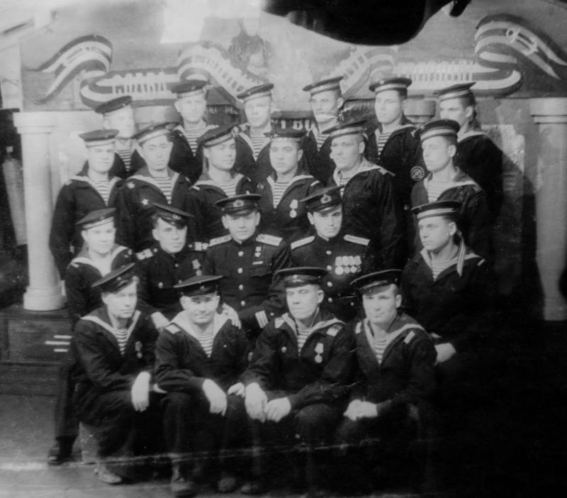 3 Фото. Сорнев И.А. с группой моряков канонерской лодки Пролетарий-gigapixel-standard-width-800px.jpeg