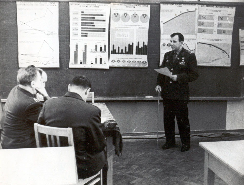 Ю.А. Гагарин во время защиты диплома. ВВИА им. Н.Е. Жуковского. 1968 год.