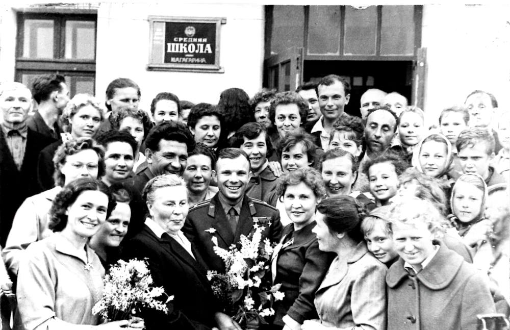 Ю.А. Гагарин среди учащихся и учителей средней школы №1 г. Гжатска Ю.А. Гагарин среди учащихся и учителей средней школы №1 г. Гжатска