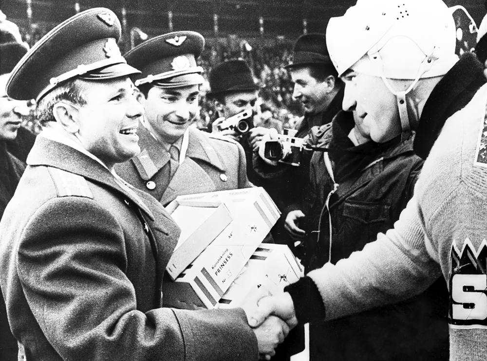 Юрий Гагарин обменивается рукопожатием с игроком хоккейной команды. г. Стокгольм, 1 марта 1964 года.-gigapixel-standard-width-1000px.jpeg