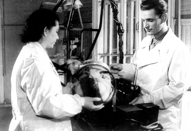 Старший лаборант НИИИ АМ Скуридина З.С. и техник Афанасьев А.И. готовят собаку к вращению на центрифуге