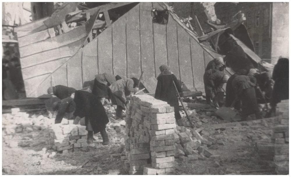 Жители Гжатска на расчистке завалов. Весна 1943 г.