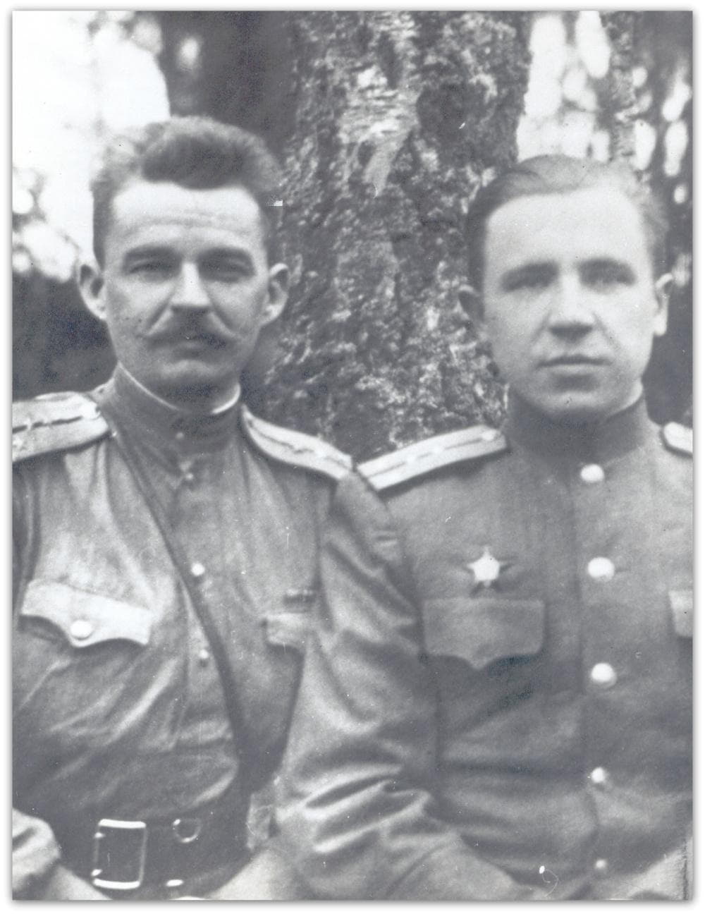 Охременко Т.Е. (на фото слева)- участник парада Победы