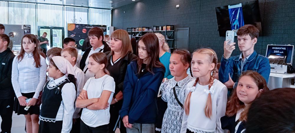 Первому космонавту - слава