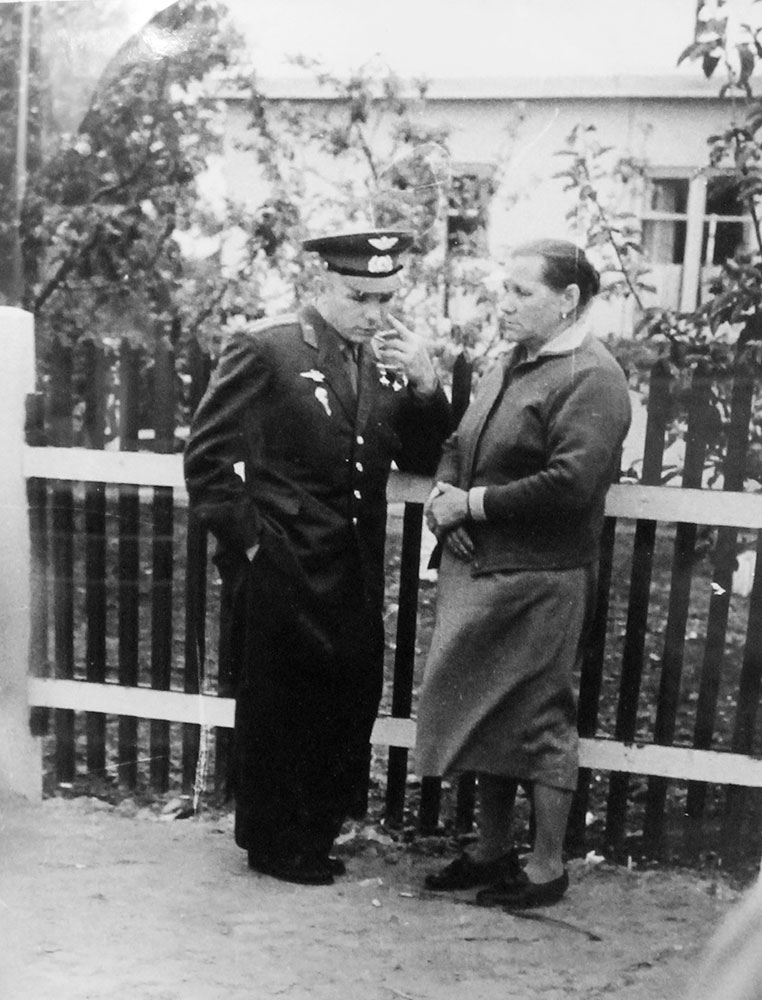 А.Т. Гагарина с сыном. г. Гжатск, 17 июня 1961 года