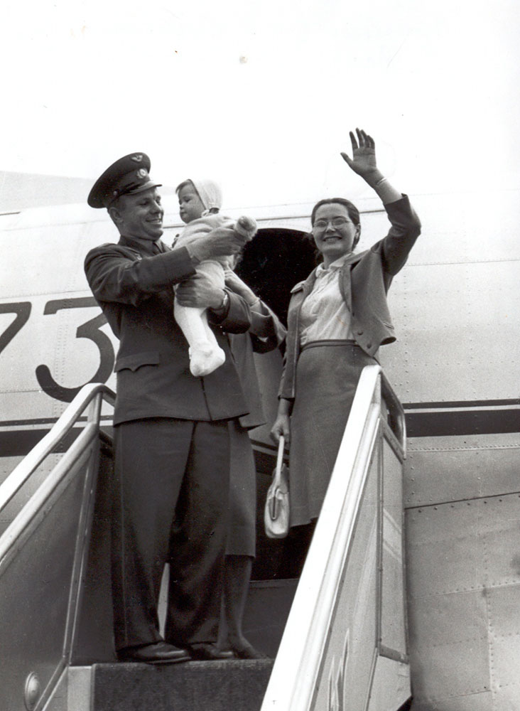 Юрий и Валентина Гагарины с дочерью Галей прощаются с Будапештом. Венгрия, 1961 год.