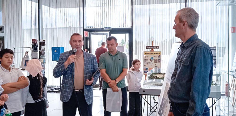 Первому космонавту - слава