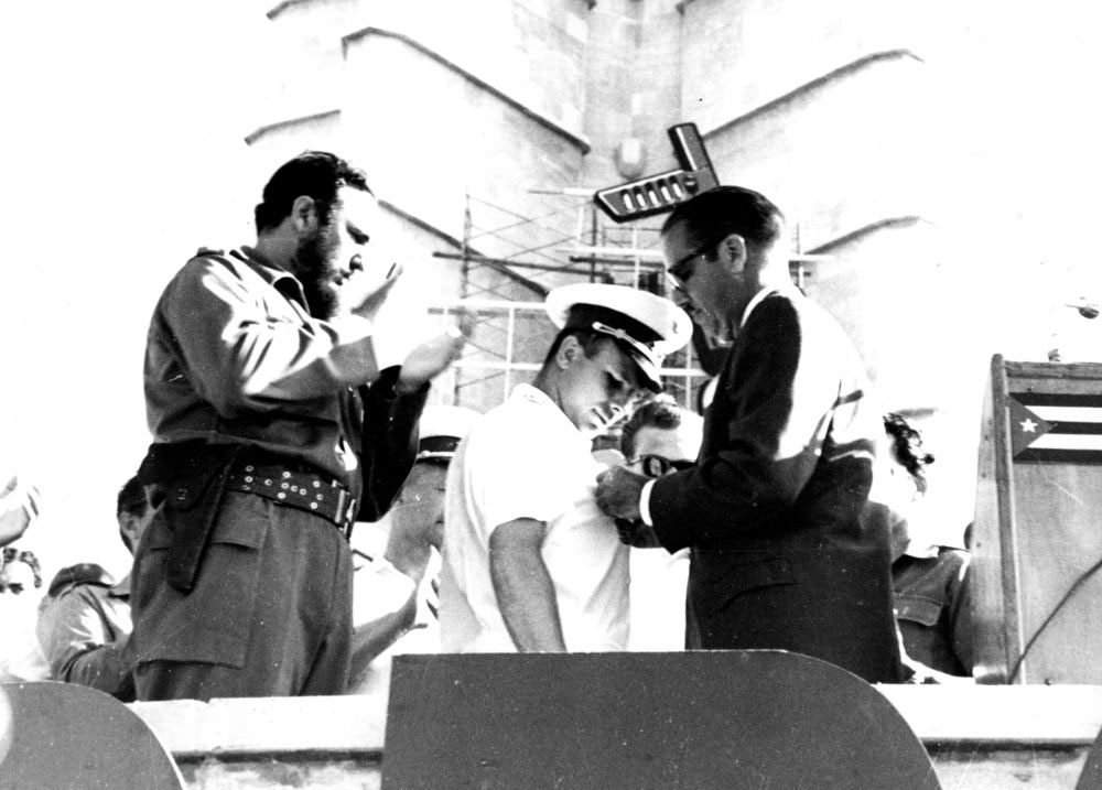 Президент Кубы Освальдо Дортикос вручает Ю.А. Гагарину орден «Плайя-Хирон». Гавана, 26 июля 1961 года.