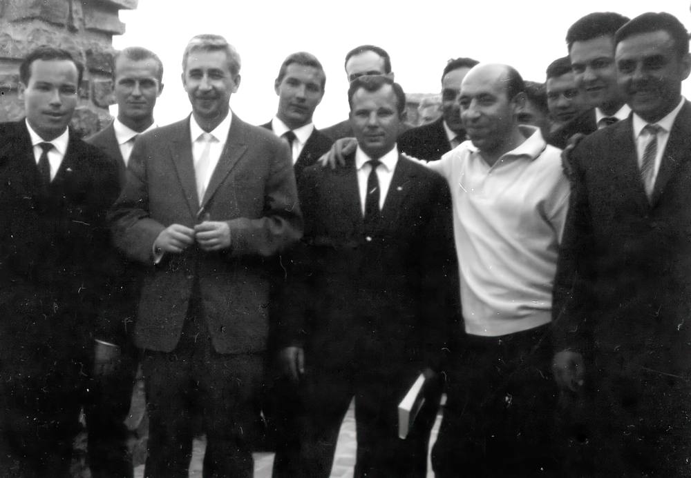 Юрий Гагарин – первый космический экипаж Земли в составе К. Феоктистова, В. Комарова и Б. Егорова в гостях у Поля Рикара на острове Бендор (фото из открытых источников) Визиты Юрия Гагарина во Францию