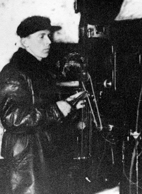 Кондитеров И.Г., 1-й киномеханик, 1-й киноаппарат, выпущенный в 1924 году ТОМП-4 (предназначен как для немых, так и звуковых демонстраций фильмов (добавлен звуковой блок или звуковая приставка). Гжатск, 1932 год. Фото из фондов ФГБУК «Музей-заповедник Ю.А. Гагарина». 4-gigapixel-standard-width-490px.jpg