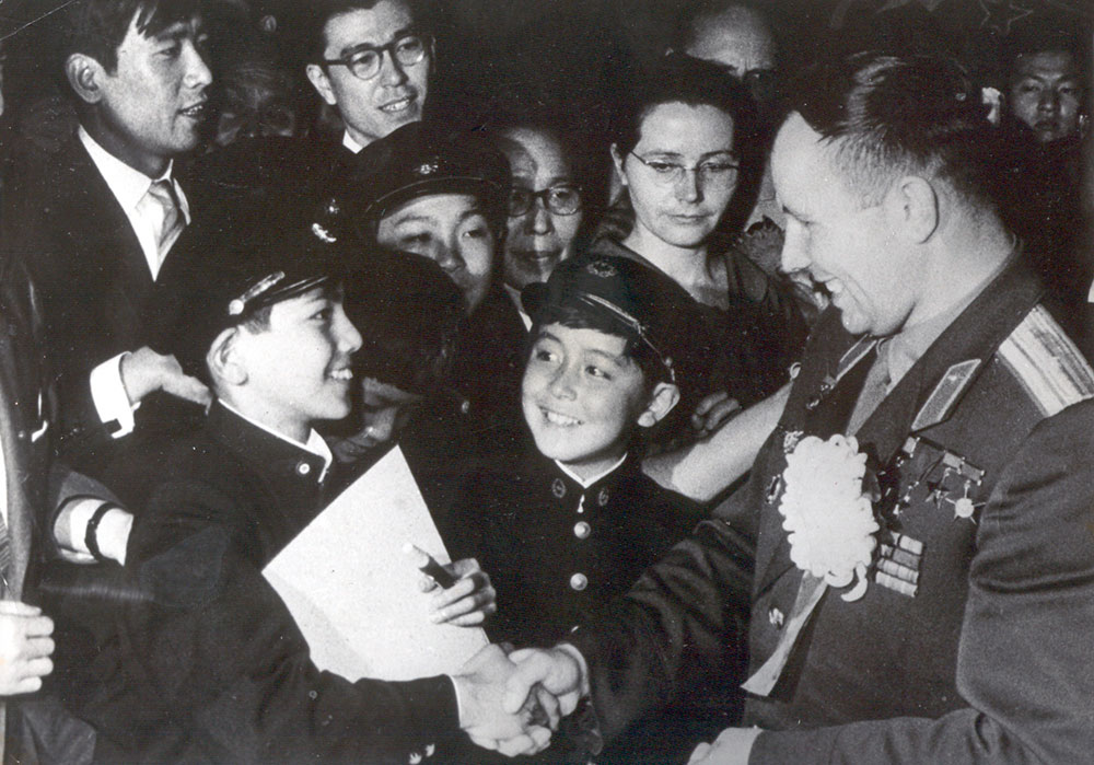 Японские школьники приветствуют первого космонавта. Май 1962 года.