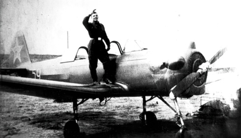 Фото. Курсант Саратовского аэроклуба Юрий Гагарин после первого самостоятельного полёта. 1955 г. (Из фондов ФГБУК «Музей-заповедник Ю.А. Гагарина»). Фото. Курсант Саратовского аэроклуба Юрий Гагарин после первого самостоятельного полёта. 1955 г. (Из фондов ФГБУК «Музей-заповедник Ю.А. Гагарина»).