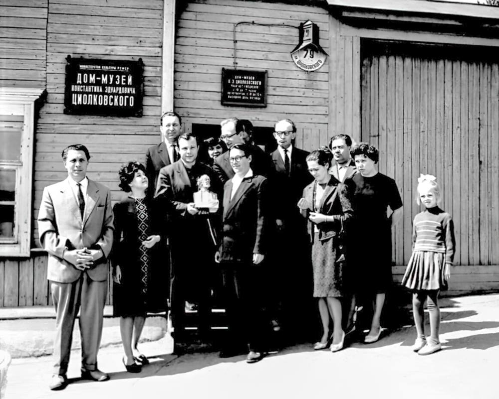 Ю.А. Гагарин с женой и друзьями у Дома-музея К.Э. Циолковского Ю.А. Гагарин с женой и друзьями у Дома-музея К.Э. Циолковского