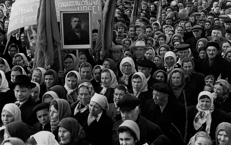 Первомайская демонстрация в Гжатске-Гагарине 1961 г. 3 1961 г_ PIXEL.jpeg