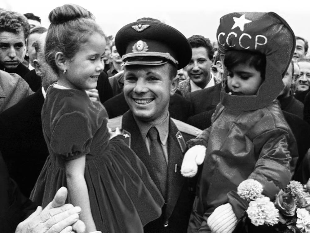 Лётчик-космонавт СССР, Герой Советского Союза Юрий Гагарин (в центре) во время посещения Французской Республики. Во время приема, организованного Обществом франко-советской дружбы, в честь визита советского героя-космонавта. (фото из открытых источников) Визиты Юрия Гагарина во Францию