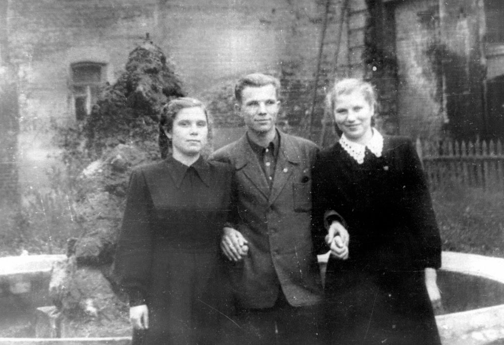 Ю.А. Гагарин с однокурсницами по Саратовскому индустриальному техникуму. 1953 год