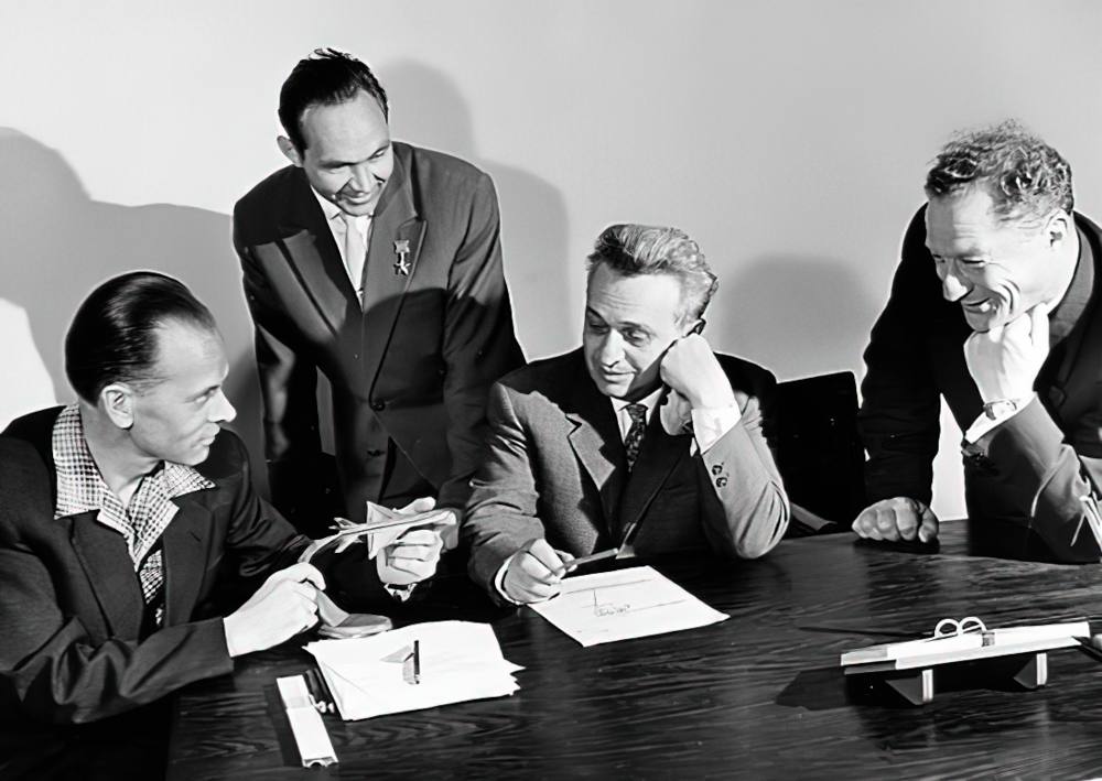 А. Микоян (в центре) с лётчиками-испытателями (Г. Мосолов - второй слева) А. Микоян (в центре) с лётчиками-испытателями (Г. Мосолов - второй слева)