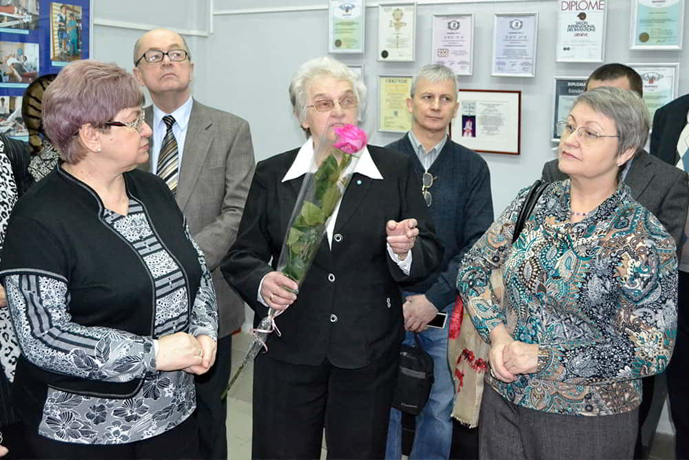 Экскурсию по выставке, посвящённой 50-летию Института медико-биологических проблем, проводит И.П. Пономарева. г. Гагарин, 9 марта 2013 г.