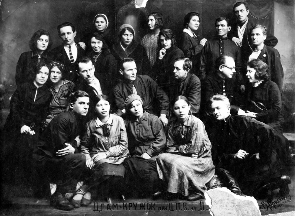 Драмкружок при клубе имени Ильича. г. Гжатск, 1939 года, октября 6 дня. Из фондов ФГБУК «Музей-заповедник Ю.А. Гагарина» о 043-gigapixel-standard-width-999px.jpg