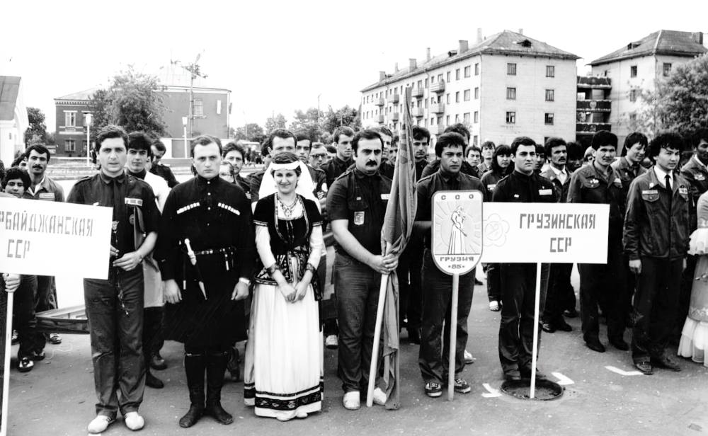 На марше третьего трудового семестра. Бойцы ССО Грузия-85 Азербайджан-85 на центральной площади города. г. Гагарин 1985 г.