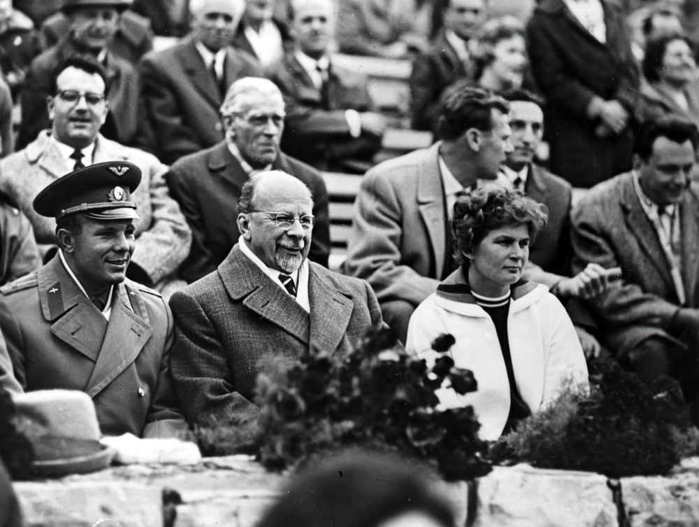 Ю.А. Гагарин, В.И. Терешкова и Вальтер Ульбрихт на берлинском стадионе. 19 октября 1963 года. Фонды ФГБУК «Музей-заповедник Ю.А. Гагарина». 5 на стадионе-gigapixel-standard-width-1000px.jpg