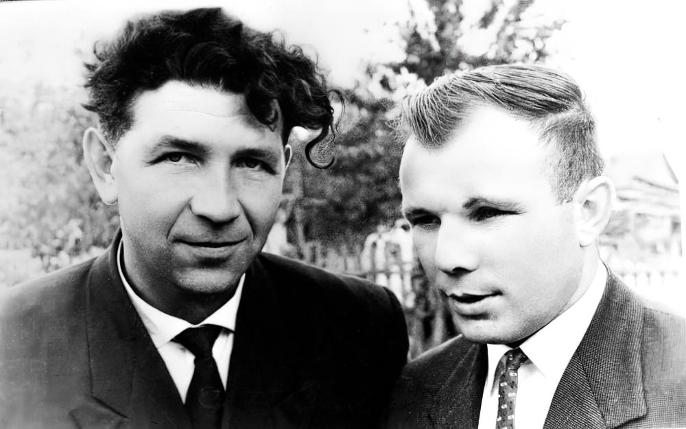 Ю.А. Гагарин и Л.М. Беспалов 1961-1962 г. 4. СМЗ Г-7271 Ю.А. Гагарин и Беспалов Л.М. 1961-1962 г-gigapixel-standard-width-1000px PIXEL.jpeg