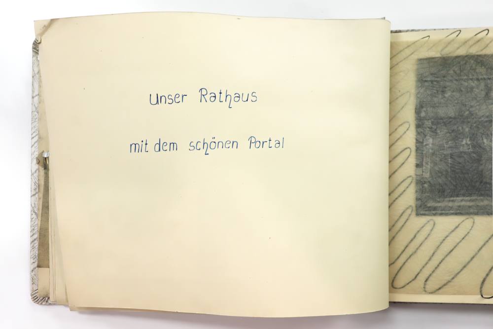 Фотоальбом с видами достопримечательностей города Геры – подарок Юрию Гагарину. 18 октября 1963 года. Фонды ФГБУК «Музей-заповедник Ю.А. Гагарина». 11-gigapixel-standard-width-1000px.jpg
