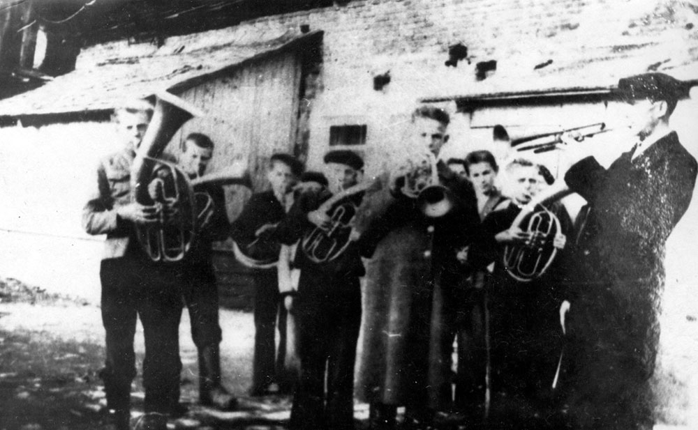 Юра Гагарин – участник духового оркестра Гжатской школы. 1949 год