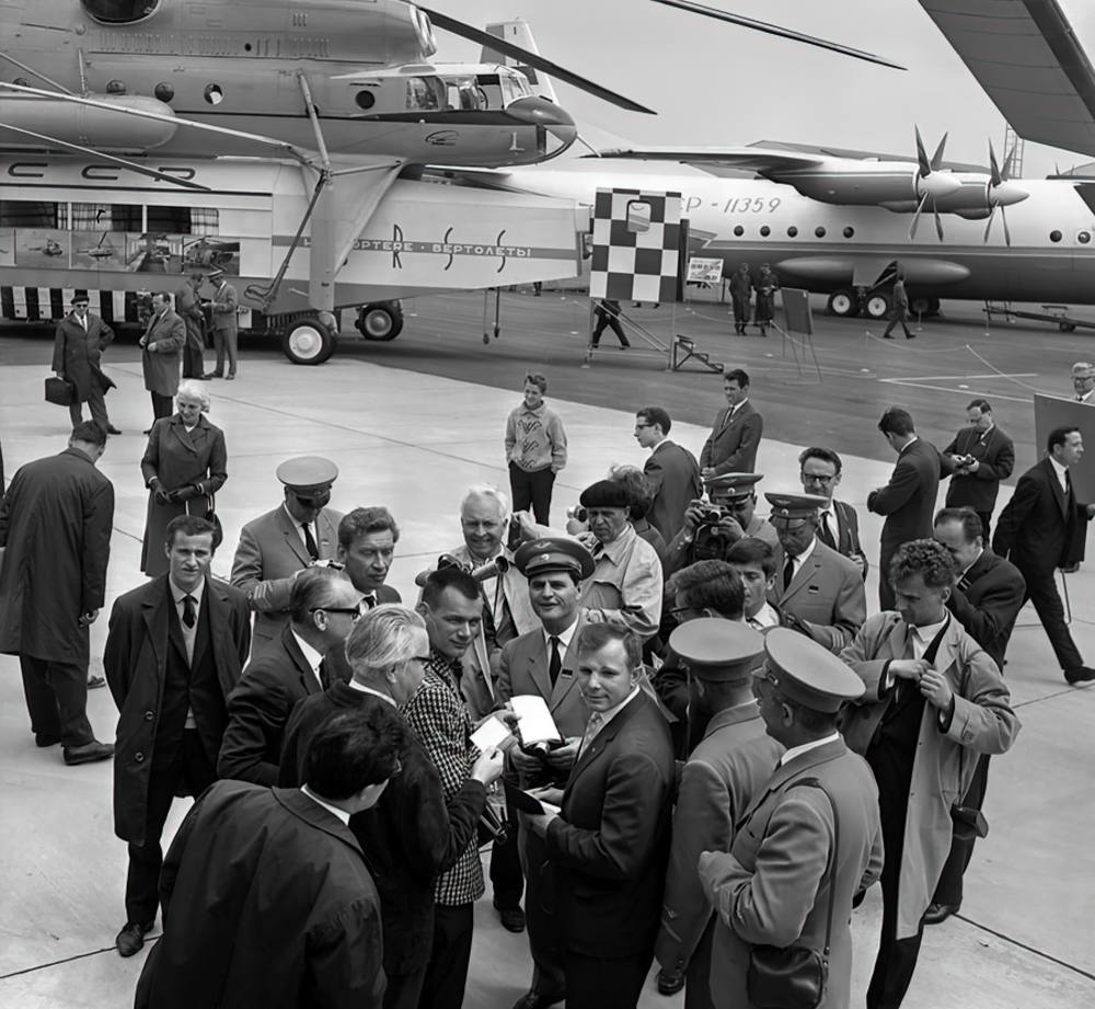Юрий Гагарин на авиасалоне в Ле Бурже, 10 июня 1965 года (фото из открытых источников) Визиты Юрия Гагарина во Францию