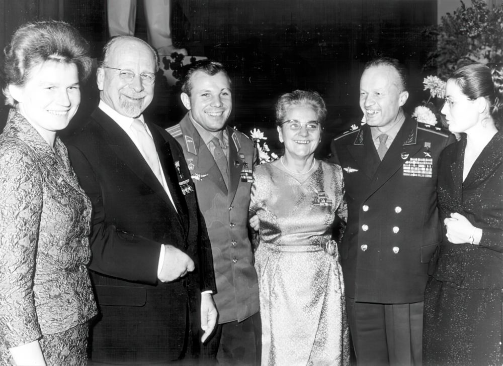 Валентина Терешкова, Вальтер Ульбрихт, Юрий Гагарин, Лотта Ульбрихт, Николай Каманин, Валентина Гагарина. Берлин, октябрь 1963 год. 2 ГДР 1963 год-gigapixel-standard-width-1000px.jpg