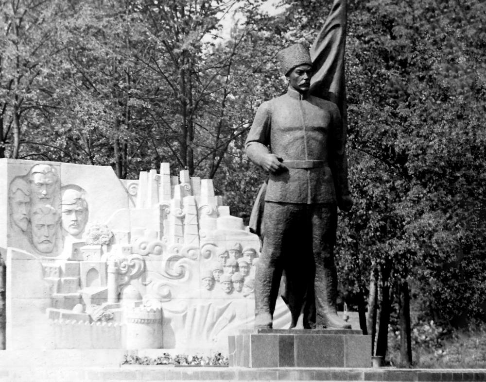 Памятник Ф.Ф. Солнцеву в парке культуры им. Ф. Солнцева в г. Гагарине.1982 г.