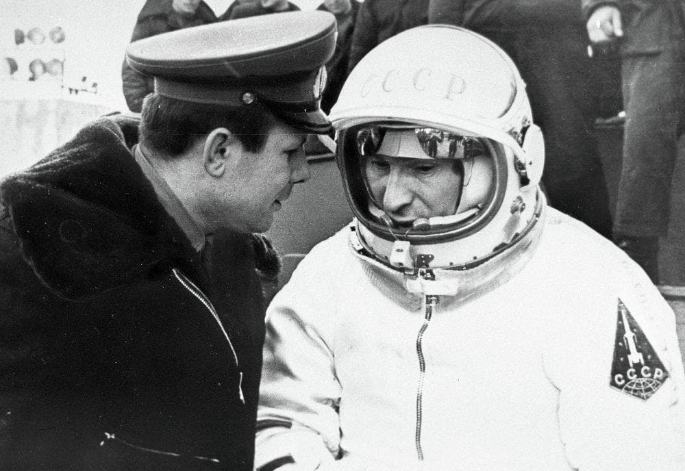 Полет первого космонавта длился. Гагарин Леонов Беляев.