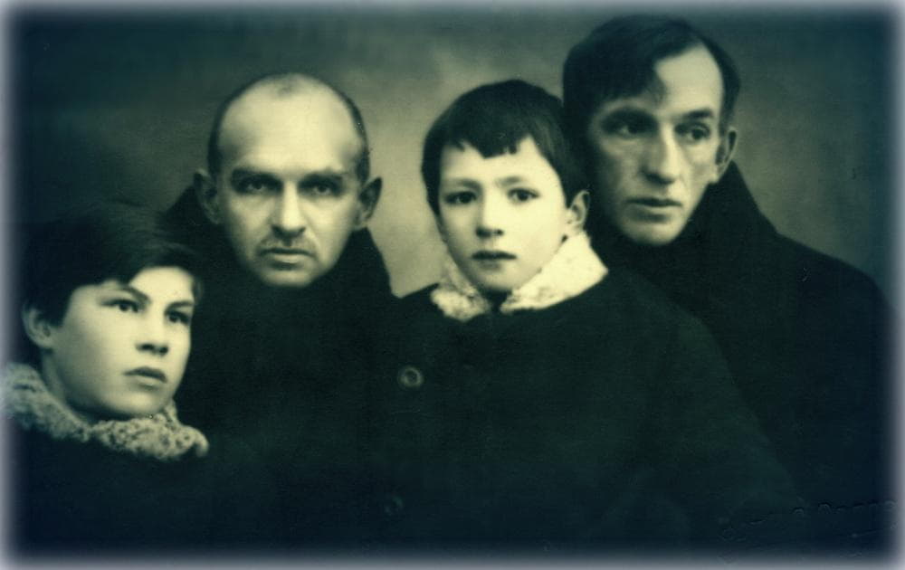 4. М.П. Жуков (крайний справа) с сыном Олегом, братом Александром, племянником. г. Гжатск, 1929 год..jpg