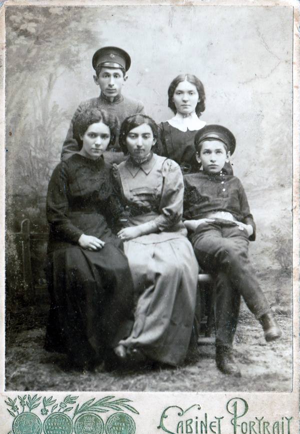 Т.М. Петрова. Цыпкин Л.В. (справа) с сёстрами. Подлинник. Фотография Т.М. Петрова в г.Гжатске. Из фондов ФГБУК «Музей-заповедник Ю.А. Гагарина» ММГ К-НВ-7013-21_0001-gigapixel-standard-width-600px.jpg