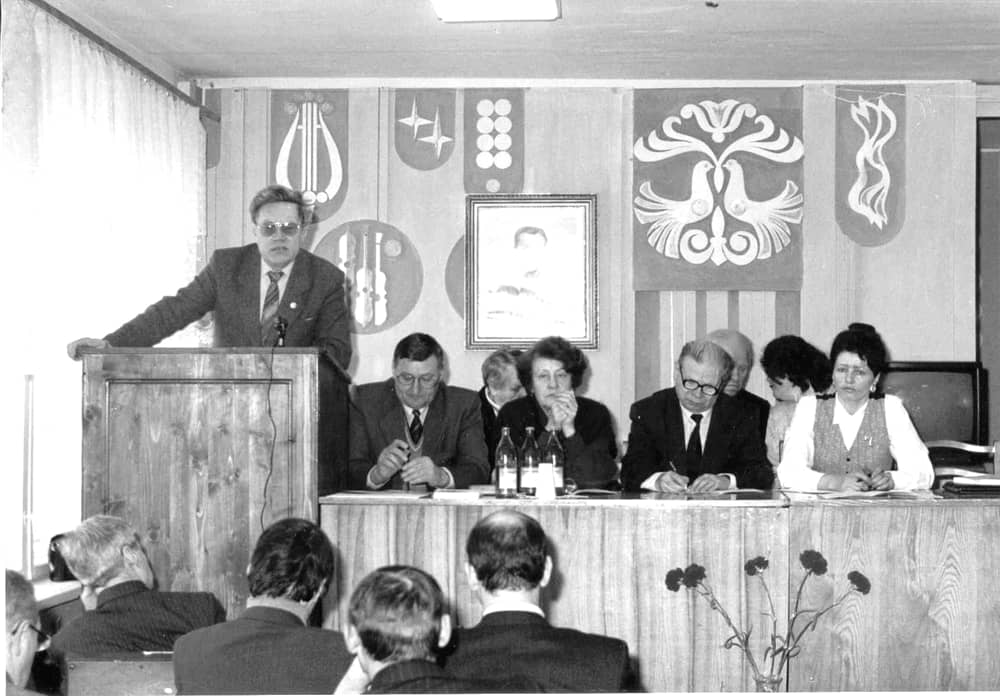  На пленарном заседании Общественно-научных чтений, посвящённых памяти Ю.А. Гагарина. Третья справа В.Л.Пономарёва. 1998 год.