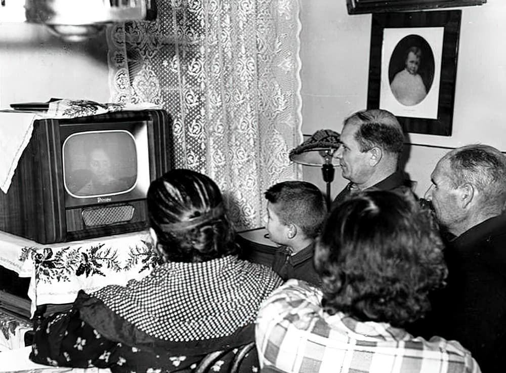 Рекорд по просмотру телевизора. Телевизор СССР. Телевизор 1961 года. Первые телевизоры в СССР. Телевизор 1950-х годов СССР.