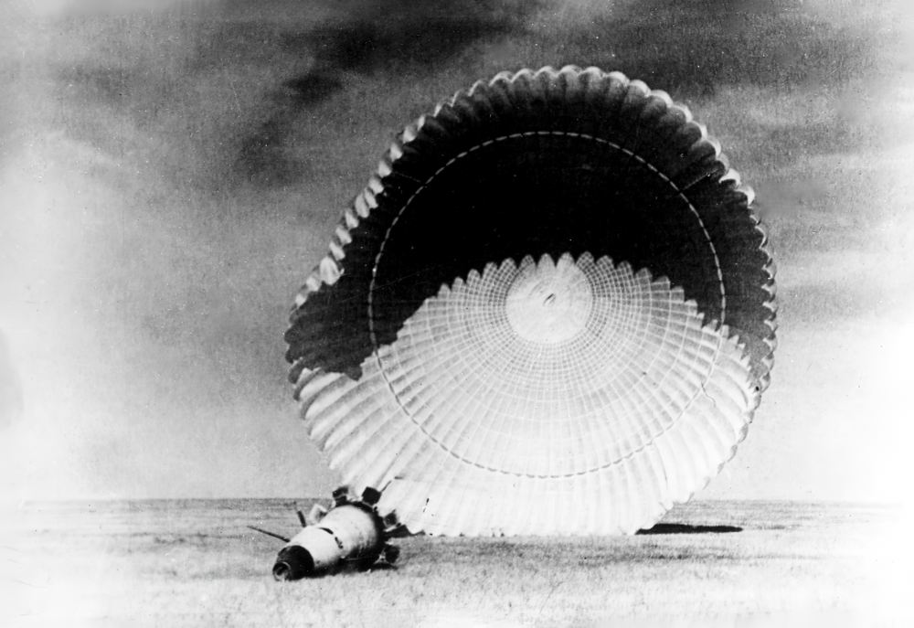 Приземление головной части ракеты Р-2 с животными. 1954 год. Приземление головной части ракеты Р-2 с животными. 1954 год.