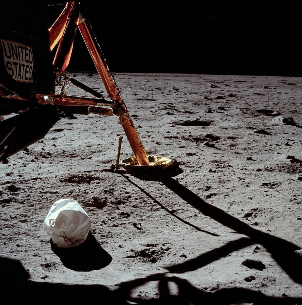 Первая фотография, сделанная Нилом Армстронгом после выхода на поверхность Луны.
