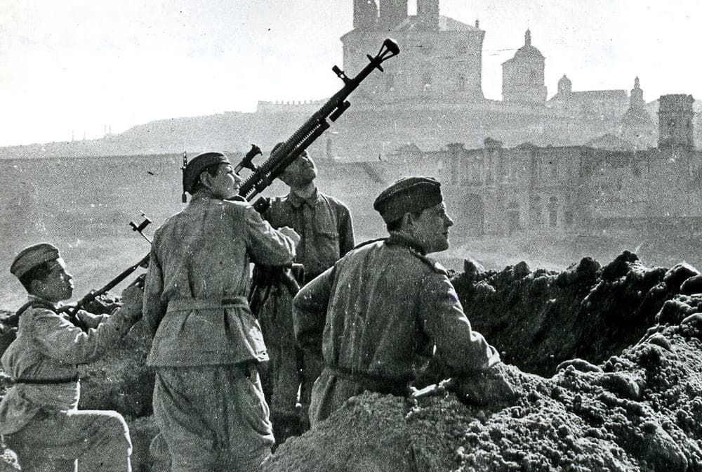 В освобожденном Смоленске. 1943 г. 3-standard-scale-1_00x-gigapixel.jpg