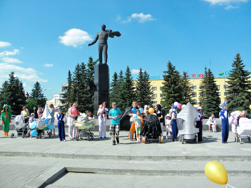 Коляски у памятника Ю.А. Гагарина Коляски у памятника Ю.А. Гагарина