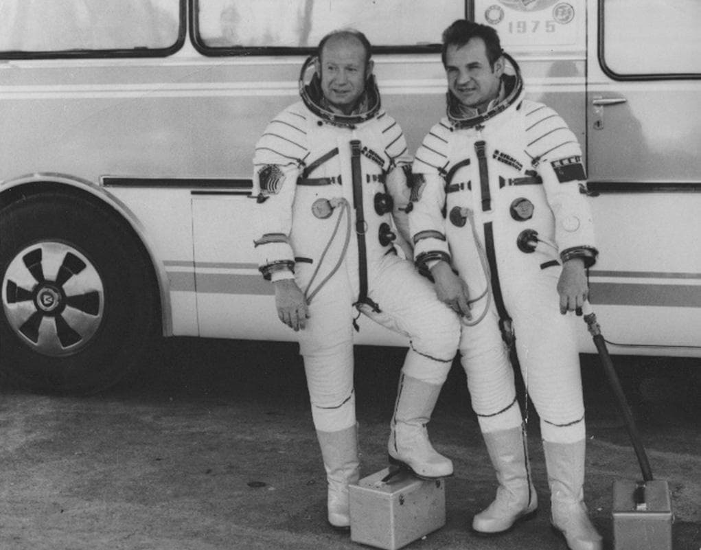 Летчики-космонавты СССР Леонов А.А. и Кубасов В.Н. перед стартом космического корабля «Союз-19». 1975 год. 