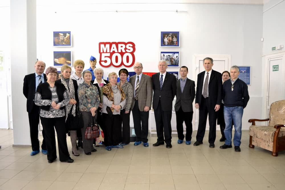 Семья Яздовских и участники Гагаринских чтений на открытии выставки «ИМБП. 50 лет». Музей Первого полёта, 9 марта 2013 год 2.2.Семья Яздовских и участники Гагаринских чтений на открытии выставки «ИМБП. 50 лет». Музей Первого полёта, 9 марта 2013 год..jpg