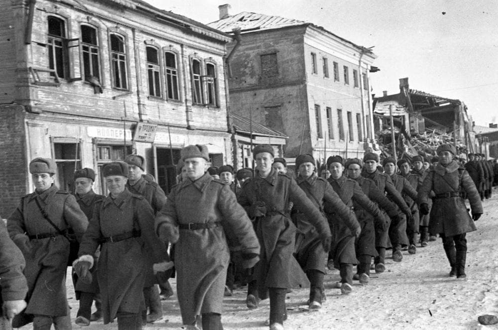 Советские солдаты на улицах осовобожденного Гжатска