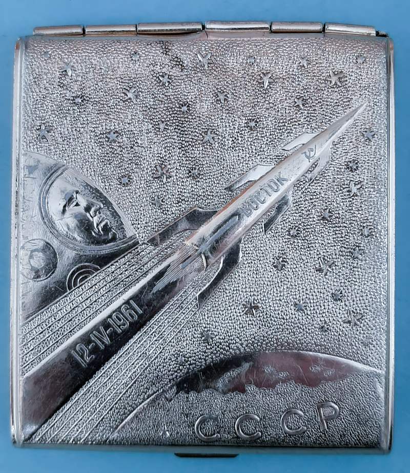 Портсигар с надписью «12-IV-61 «Восток» СССР» выпущен на заводе «Ленэмальер» (г. Ленинград). Космический портсигар