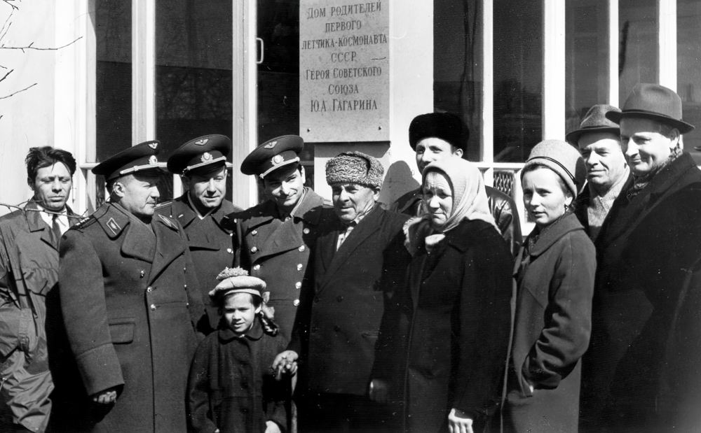 Генерал Каманин и лётчики-космонавты А.А.Леонов и В.Ф.Быковский с родными первого космонавта в г. Гжатске. 1968 г.