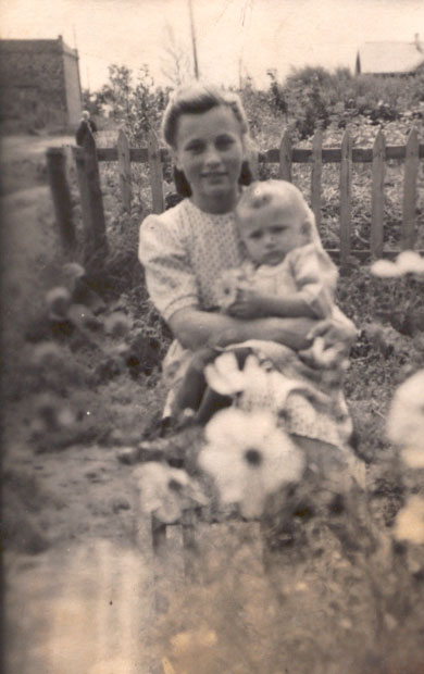 Сестра Ю.А. Гагарина Зоя Бруевич с дочерью Тамарой. Снимок сделан Ю.Гагариным. ММГ М-ОФ-2831 г. Гжатск, август 1949 года