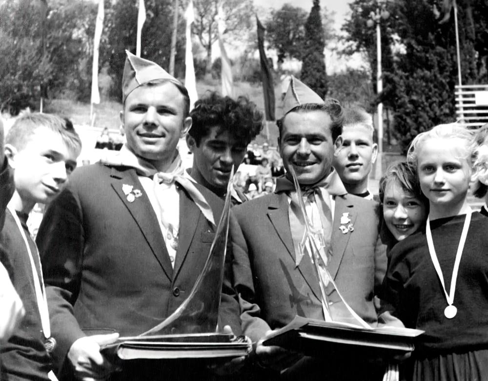 Гагарин и Титов почётные пионеры. Артек. 1961 г. Гагарин и Титов почётные пионеры. Артек. 1961 г.