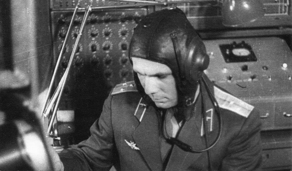 Юрий Гагарин у тренажера «пульта пилота-космонавта» г. Жуковский, Летно-исследовательский институт, 1961 год.