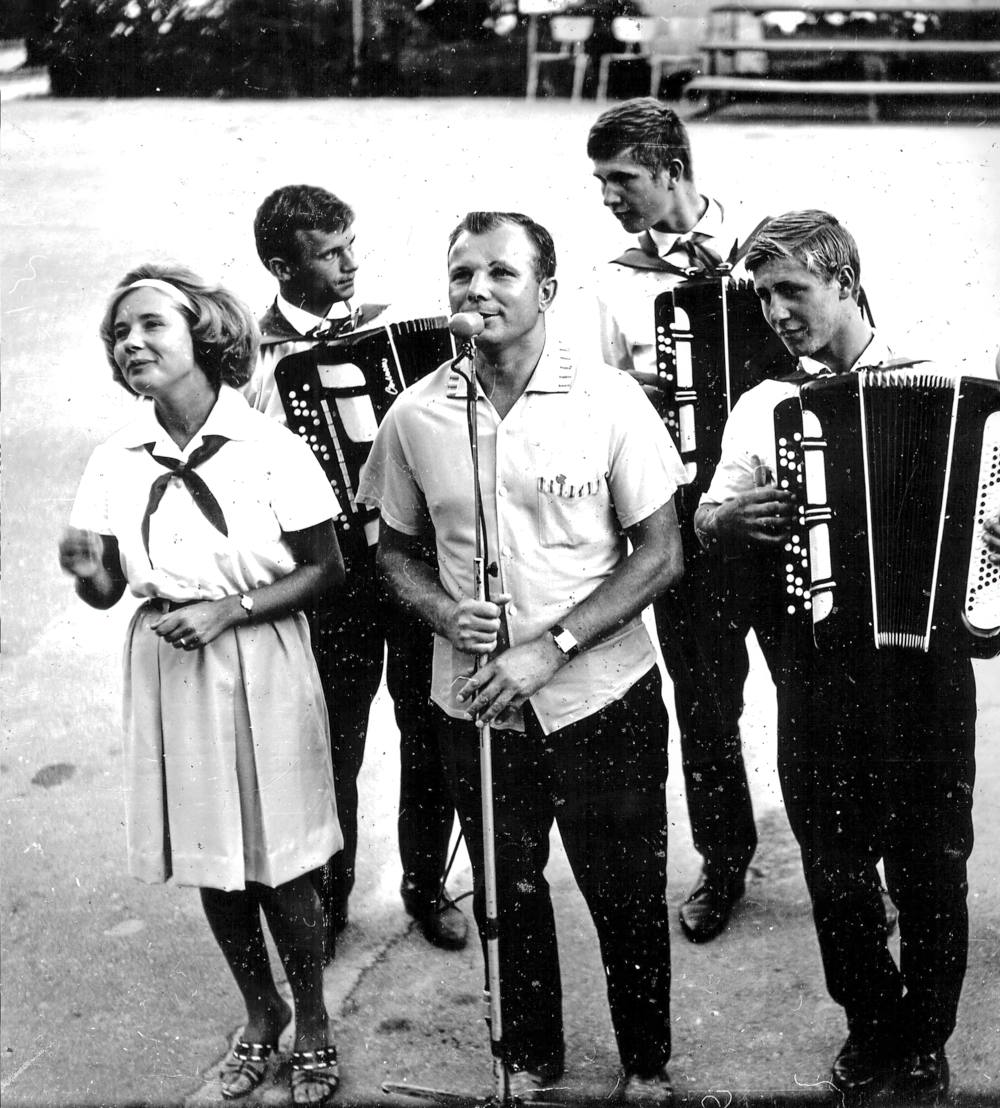 Юрий Гагарин у микрофона Юрий Гагарин у микрофона